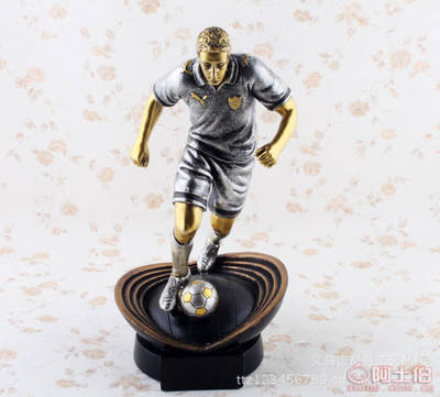 成德居樹(shù)脂工藝品 銀色人物踢球造型獎(jiǎng)杯擺件的定制與批發(fā)優(yōu)勢(shì)